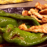 Moriguchi - 万願寺唐辛子と鶏ネックの炒め物