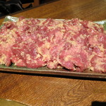 クロスケ - 【にんにく生タン】
      にんにくがたっぷり塗り付けられたタン。焼き上がりはにんにくの香ばしい風味とコリっした食感がお気に入り♡
      