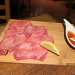 クロスケ - 【塩生タン】
      柔らかくレアで焼き上げレモンを一振り。思わずビールが欲しくなる旨さ