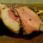 ラチュレ - これは流石の美味しさ。雌猪の肉質は柔らかな上、ジャストな火入れ。脂はもちろん猪の甘みと口溶け。ソースはポルトの甘みに加え黒にんにくのコクに満ちる。