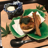帰燕 - お凌ぎのモズク酢、蛤香草焼き、茶豆揚げ、鮎
                骨煎餅