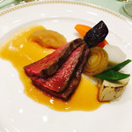 アニヴェルセル表参道 - 2017/7/30 友人の結婚式。
      国産牛ロースのグリエ 爽やかなおろしソースと野菜の取り合わせ