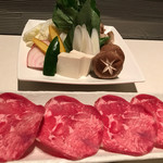 Shabushabu Kan - （コース・しゃぶしゃぶ）東京野菜の盛り合わせ、本日の選べる厳選肉 二品；牛タン。