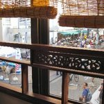 台湾茶藝館 月和茶 - 店内の窓からは東急裏の様子が良く見える