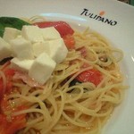 トゥリパーノ - トマトとモッツァレラチーズのパスタ