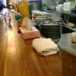 翔丸 - カウンター奥からの厨房とカウンターの様子です