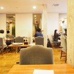 レストラン・サカキ - 店内のテーブル席の風景です