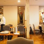 レストラン・サカキ - 店内のテーブル席の風景です