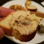 ブリボン - フォアグラクレームブリュレを、バターたっぷりのバケットに塗って