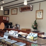 春日庵 - 内観3　1F＝和菓子販売所　昔ながらの雰囲気が保たれているところがうれしい◎　2017/07/16