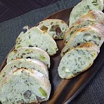 オ・フルニル・デュ・ボワ - 3色豆パン&チーズとディルのカット