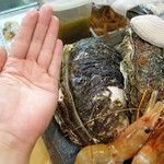 鮨松榮 - 手より大きい牡蠣