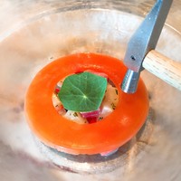 タパス モラキュラーバー - 凍ったガスパチョをハンマーで砕いて、、、
