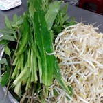 Pho Le - これでもか！と出される野菜～香草。