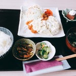 Oshokujidokoro Suzukiya - 日替定食（サーモンフライ）　小鉢やデザートがついて750円。