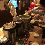 Appare - 惣菜コーナーに続いて、ご飯、カレー、スープ、マシンで注ぐ味噌汁