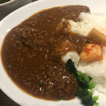 焼肉牛印 - ハンバーグはカレーの中、マッシュポテトにもカレーがかかっています