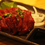 Puedo bar - 福島県、赤身がうまい馬刺し、専用のにんにく風味の辛味噌で