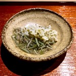 富小路 やま岸 - 蒸物：蓴菜の飯蒸しを煮えばなで