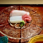 富小路 やま岸 - 向付：三重の真魚鰹・剣先烏賊・鮪の脳天を胡麻塩と醤油で