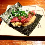 富小路 やま岸 - 凌ぎ：鮪と海鼠腸の手巻き寿司