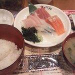 さくら水産 - お刺身定食(サーモン、ハマチ、さより、まぐろ)　６５０円