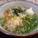 上田そば店 - 天ぷらそば：780円．エビと水菜の天ぷら．