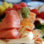 串焼　平さん - 平さんサラダ（\480）トロ、赤身、鯛、サーモン等てんこ盛り～