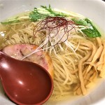 麺屋 翔 - 香彩鶏だし塩ラーメン790円近景｡麺屋 翔 本店｢愛の貧乏脱出大作戦｣