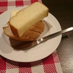 ビストロ アオキ - パンは2種類。後ろにバターが隠れています。