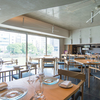 [Table seat] Enjoy a luxurious moment in the best location with the Naka River in front of you