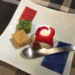 三馬力＋1/2 - ラズベリーソースのアイスクリームと2色の蕨餅、クールダウンにぴったり。