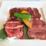 焼肉なべしま - なべしまランチのお肉(黒毛和牛3切れ、牛タン3切れ、なべしまカルビ5切れ)