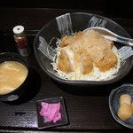 Kushikatsu Seki - 【ランチ】 みぞれカツ丼　小鉢と味噌汁がついて870円