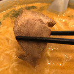 清華園 - チャーシュー
            担々麺にチャーシューは珍しいですが、他の麺類と同じくチャーシュー入り。
