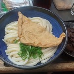 日の出製麺所 - ネギは自分でハサミを使って切っていれます。
      キツネはこの大きさで60円です。