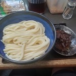 日の出製麺所 - うどん(ひやいの･大)200円、パックにはちくわ天が入っていました。