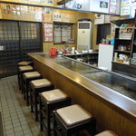Okonomiyaki Fuji - 店内はＬ字カウンター席のみになります。