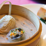 Man Wah - 前菜　黑虎拿白菜饺，蟲草花素春巻,南翔小籠包　しょうろんぽーと春巻きです