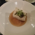 晶華軒 - 蒸し魚の特選ソースがけ。日本人に人気。