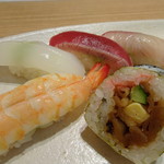 寿司割烹たつき - ◆にぎりは4貫（海老・鰹・烏賊・カンパチなど）、海鮮巻と干瓢巻。 このお値段ですので、ネタは普通です。