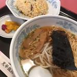 光華飯店 - Aランチのラーメン、チャーハン。
