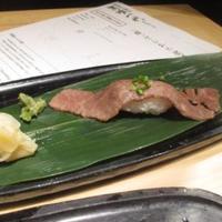 飛騨牛一頭家 馬喰一代 名古屋WEST - 馬喰名物炙りサーロイン1本握り