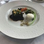 レストラン タテル ヨシノ 銀座 - お肉料理：牛ホホ肉の赤ワイン煮込み　色鮮やかなお野菜をまとわせて