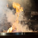 炭火焼 みや澤 - 藁焼き中、