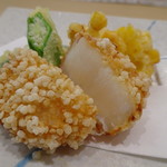 しらゆき - ◆ホタテのあられ揚げ、玉蜀黍・オクラの天ぷら。塩で頂きます。 ホタテが甘いですし、あられの量も程よく美味しいこと。 玉蜀黍の天ぷらも美味しい。