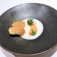 Takumi - ハモのフリットコリアンダーシード風味、ヨーグルト風味のビシソワーズ、バイ貝のジュレ寄せとマリーゴールドの葉、スモモ