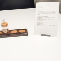 Takumi - シェフの意図と料理の説明書が書かれたカードが登場