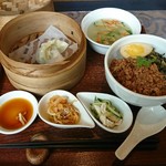 台湾茶房 茶趣茶樂 - ご飯、スープ、蒸し餃子、小菜2品