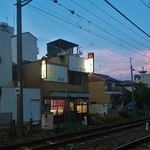 線路沿いの小さな店